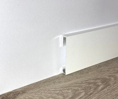 baseboard bas white