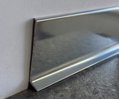 plinta din aluminiu argintiu lucios